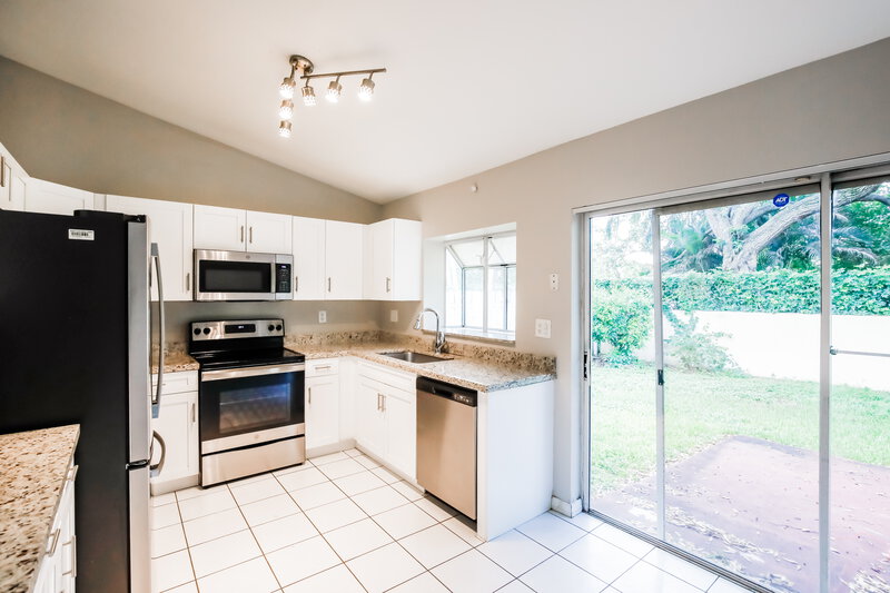 3,415/Mo, 13101 SW 17th Ct Miramar, FL 33027 Kitchen View