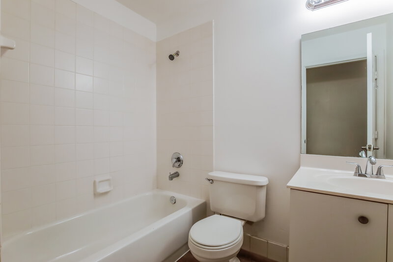 3,660/Mo, 16203 SW 10th St Pembroke Pines, FL 33027 Bathroom View