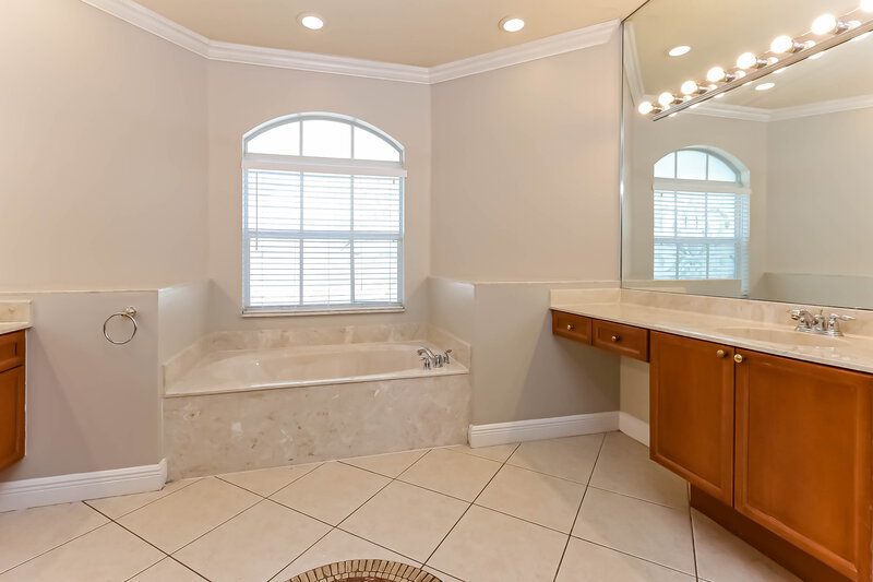 5,430/Mo, 1755 Palisades Dr West Palm Beach, FL 33411 Main Bathroom View