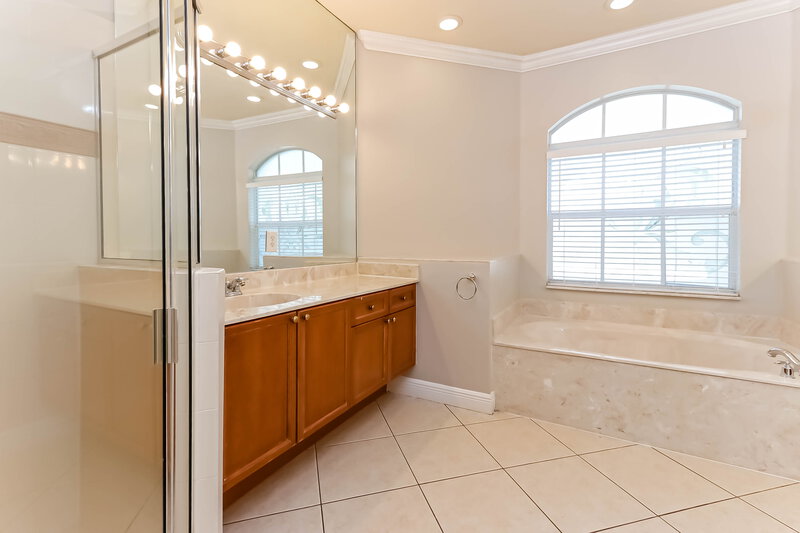 5,430/Mo, 1755 Palisades Dr West Palm Beach, FL 33411 Main Bathroom View 2