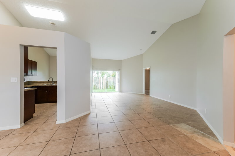 2,990/Mo, 180 Heatherwood Dr Royal Palm Beach, FL 33411 Living Room View