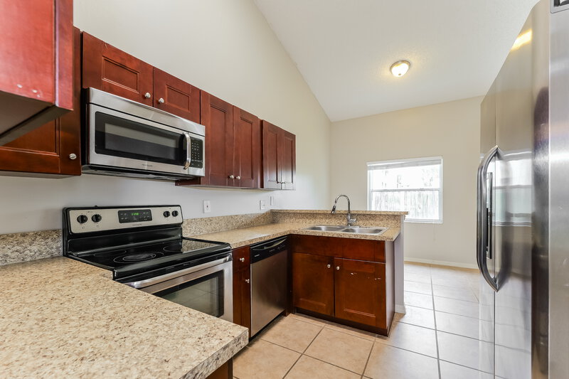 2,990/Mo, 180 Heatherwood Dr Royal Palm Beach, FL 33411 Kitchen View 2