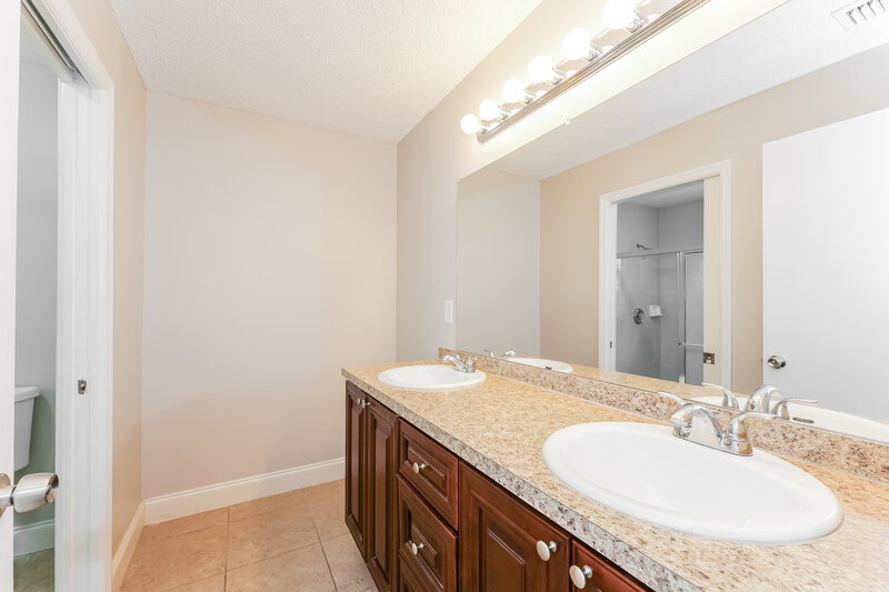 2,990/Mo, 180 Heatherwood Dr Royal Palm Beach, FL 33411 Main Bathroom View