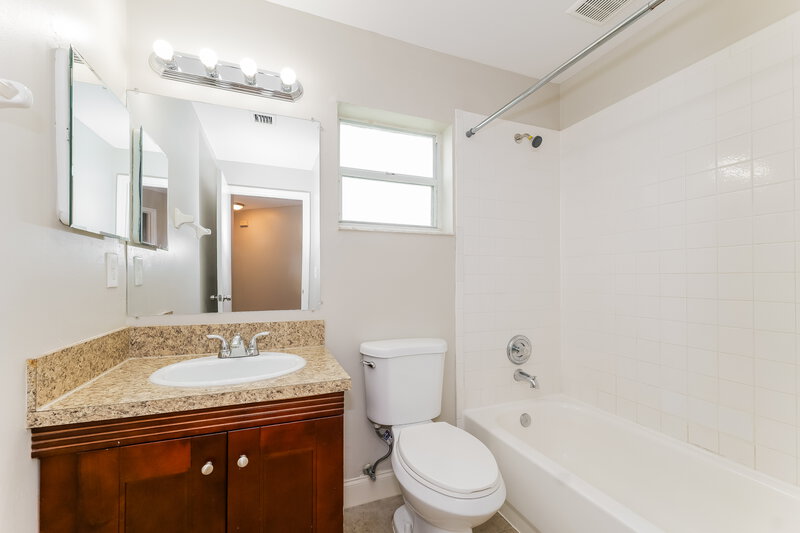 2,990/Mo, 180 Heatherwood Dr Royal Palm Beach, FL 33411 Bathroom View