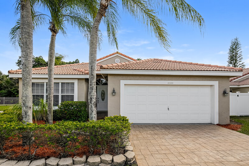 3,950/Mo, 18200 SW 6th St Pembroke Pines, FL 33029 External View