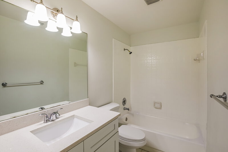3,950/Mo, 18200 SW 6th St Pembroke Pines, FL 33029 Bathroom View
