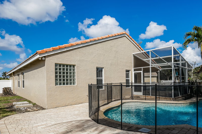 3,950/Mo, 18200 SW 6th St Pembroke Pines, FL 33029 Rear View