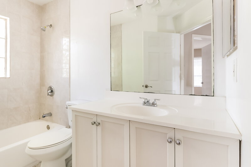 3,910/Mo, 4124 Pine Hollow Cir Greenacres, FL 33463 Bathroom View