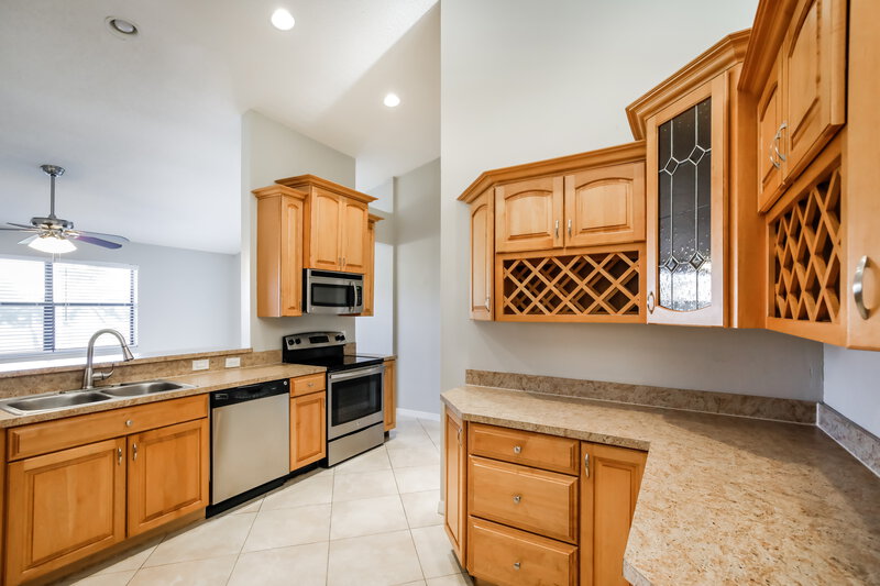 4,035/Mo, 487 SW 169th Ter Weston, FL 33326 Kitchen View 2