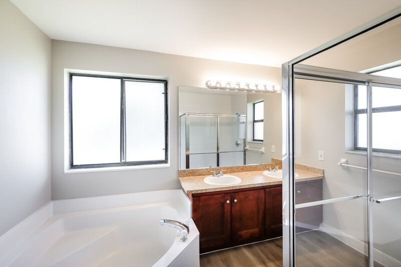 4,035/Mo, 487 SW 169th Ter Weston, FL 33326 Main Bathroom View