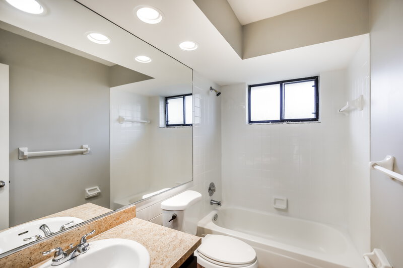 4,035/Mo, 487 SW 169th Ter Weston, FL 33326 Bathroom View