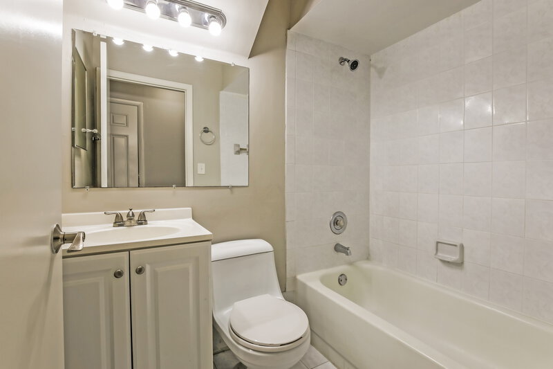 3,445/Mo, 11283 SW 159th Pl Miami, FL 33196 Bathroom View