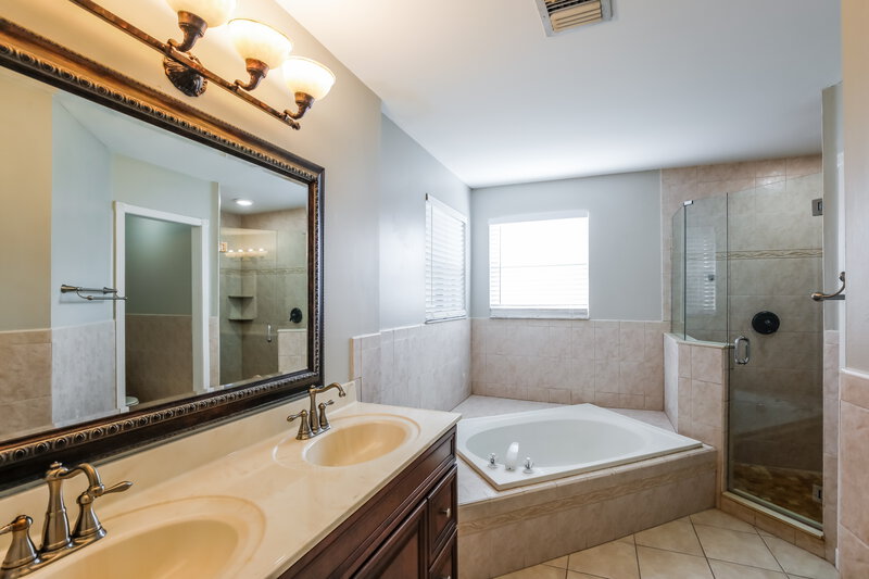 3,435/Mo, 424 Lakeside Cir Sunrise, FL 33326 Main Bathroom View