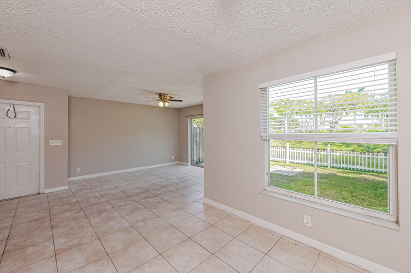 2,995/Mo, 3372 Orinoco Ln Margate, FL 33063 Living Room View 4