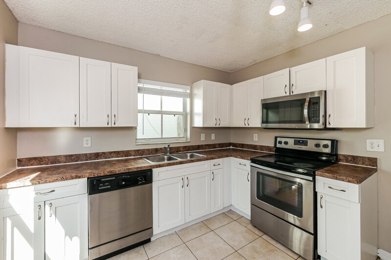 2,995/Mo, 3372 Orinoco Ln Margate, FL 33063 Kitchen View