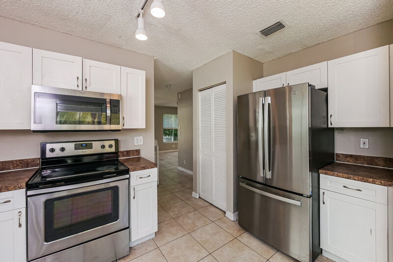 2,995/Mo, 3372 Orinoco Ln Margate, FL 33063 Kitchen View 2