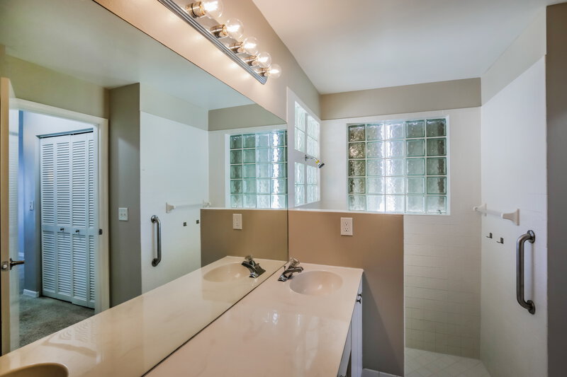 3,350/Mo, 18244 NW 21st St Pembroke Pines, FL 33029 Main Bathroom View