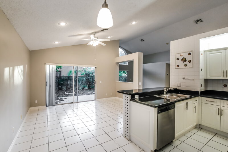 3,325/Mo, 214 NW 117th Way Coral Springs, FL 33071 Kitchen View 2