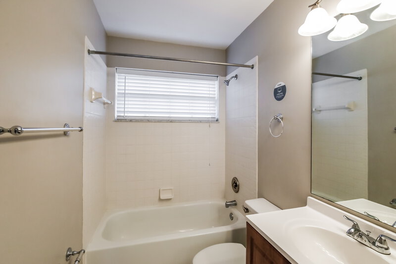 3,325/Mo, 214 NW 117th Way Coral Springs, FL 33071 Bathroom View