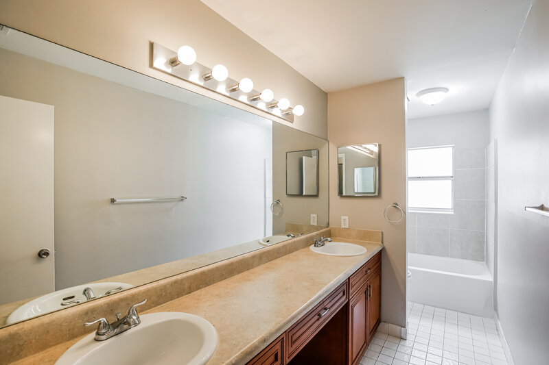 3,600/Mo, 4533 NW 88th Ter Coral Springs, FL 33065 Main Bathroom View
