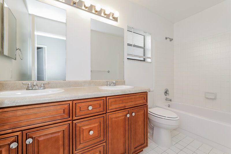 3,610/Mo, 21020 Woodspring Ave Boca Raton, FL 33428 Bathroom View