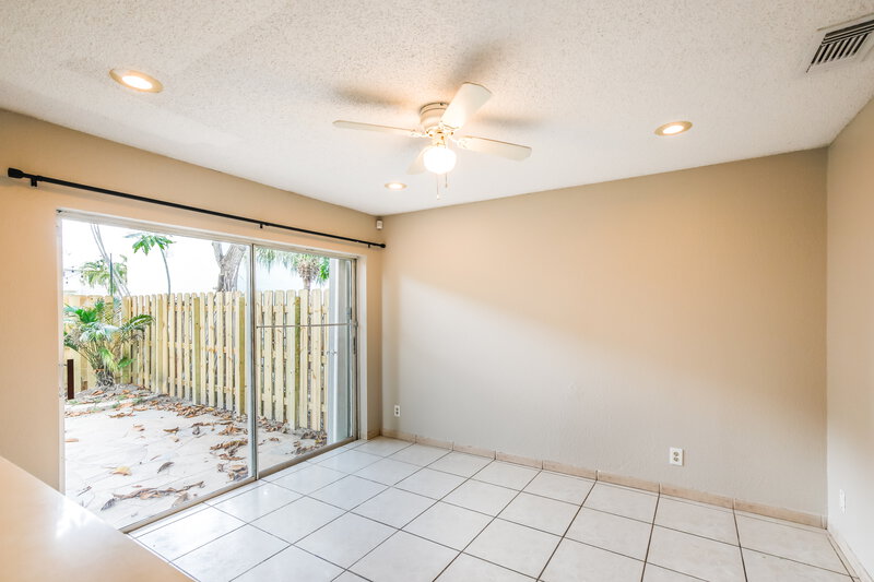 3,130/Mo, 6701 Fern St Margate, FL 33063 Family Room View