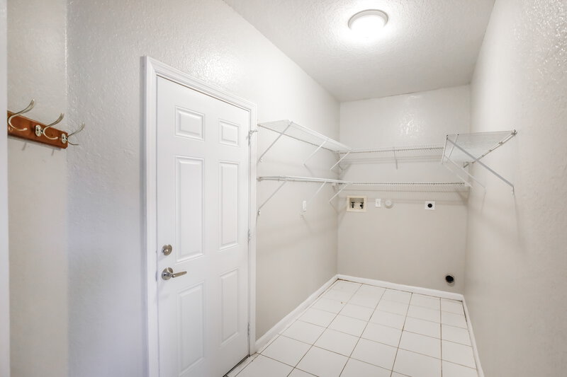 3,900/Mo, 1117 NW 97th Dr Coral Springs, FL 33071 Laundry Room View