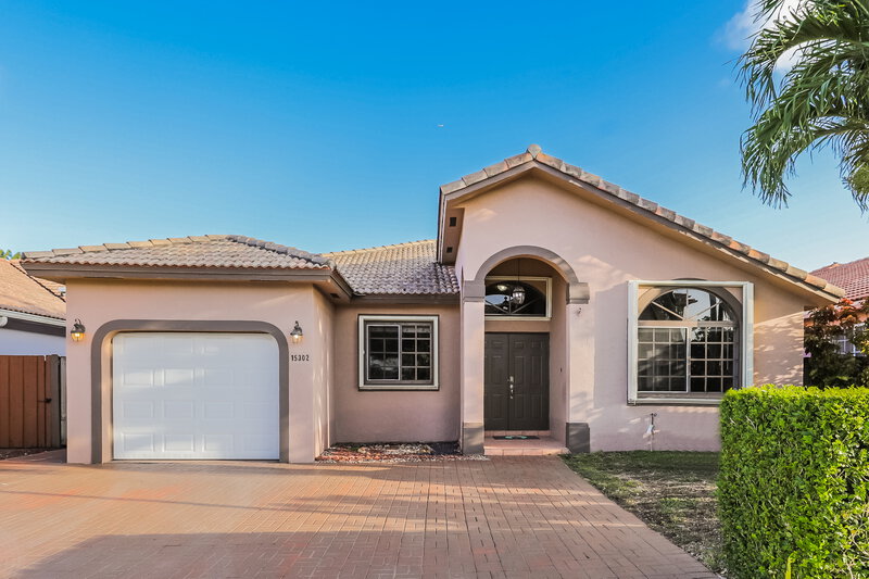 3,330/Mo, 15302 SW 35th Ter Miami, FL 33185 External View