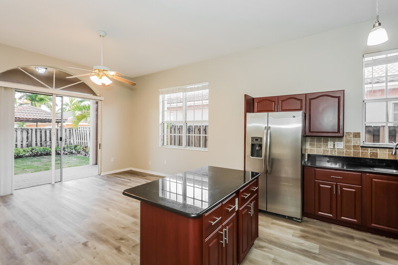 3,330/Mo, 15302 SW 35th Ter Miami, FL 33185 Kitchen View