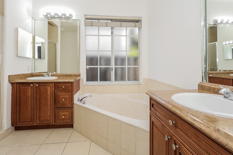 3,330/Mo, 15302 SW 35th Ter Miami, FL 33185 Main Bathroom View