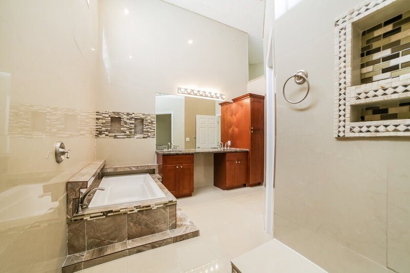 3,385/Mo, 7770 Highlands Cir Margate, FL 33063 Main Bathroom View