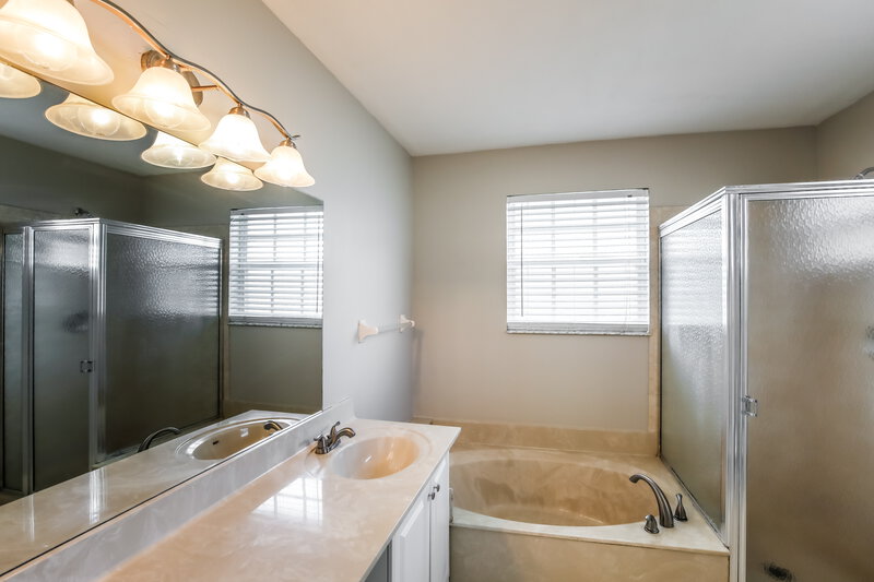 3,520/Mo, 1449 NW 153rd Ave Pembroke Pines, FL 33028 Main Bathroom View