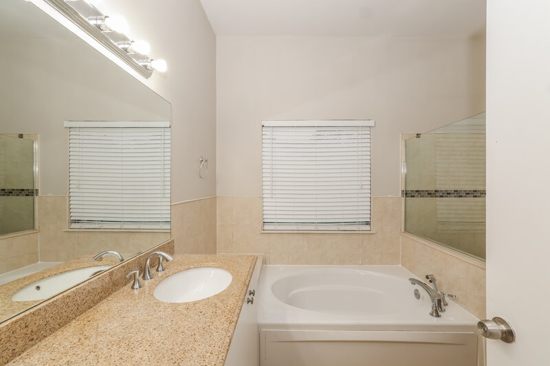 2,785/Mo, 108 Sherwood Dr Royal Palm Beach, FL 33411 Main Bathroom View