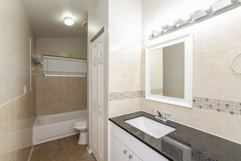 2,785/Mo, 108 Sherwood Dr Royal Palm Beach, FL 33411 Bathroom View