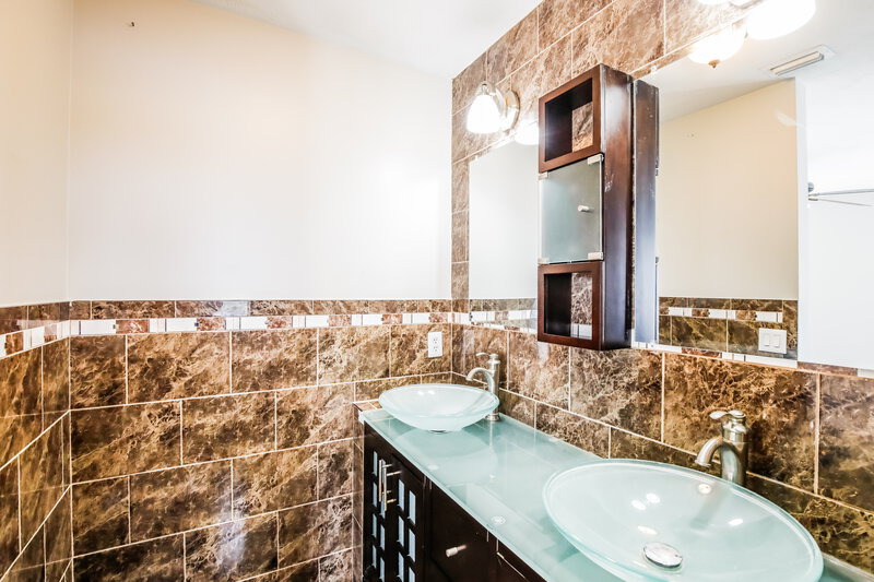 3,165/Mo, 4771 SW 154th Ave Miami, FL 33185 Main Bathroom View