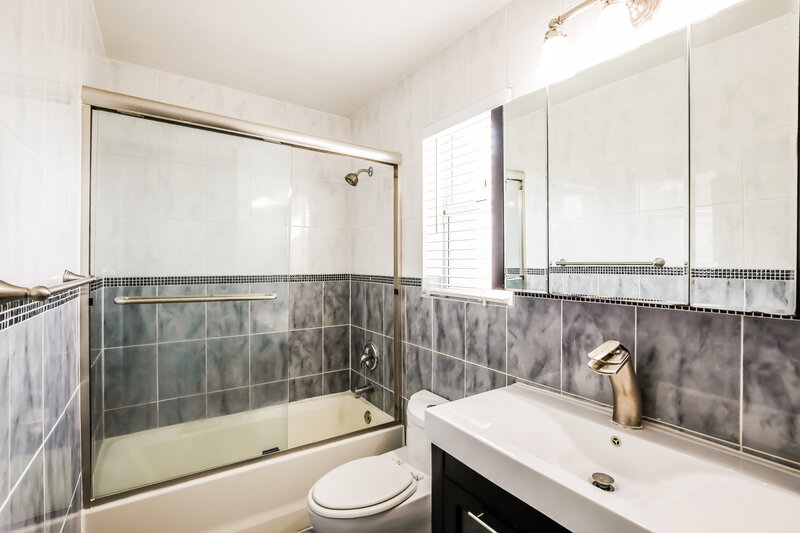 3,165/Mo, 4771 SW 154th Ave Miami, FL 33185 Bathroom View