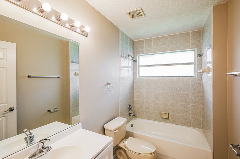 3,015/Mo, 109 Black Olive Cres Royal Palm Beach, FL 33411 Bathroom View