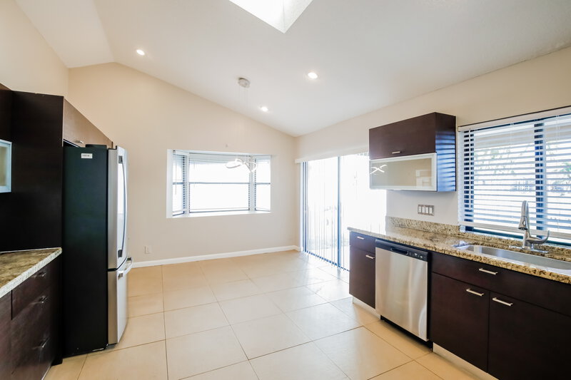 5,250/Mo, 11236 NW 7th St Coral Springs, FL 33071 Kitchen View