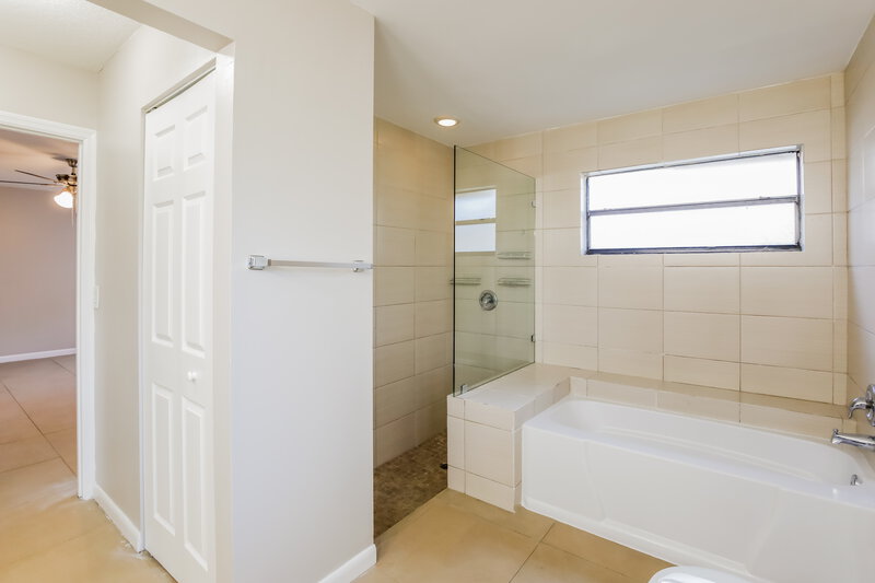 5,250/Mo, 11236 NW 7th St Coral Springs, FL 33071 Main Bathroom View 2