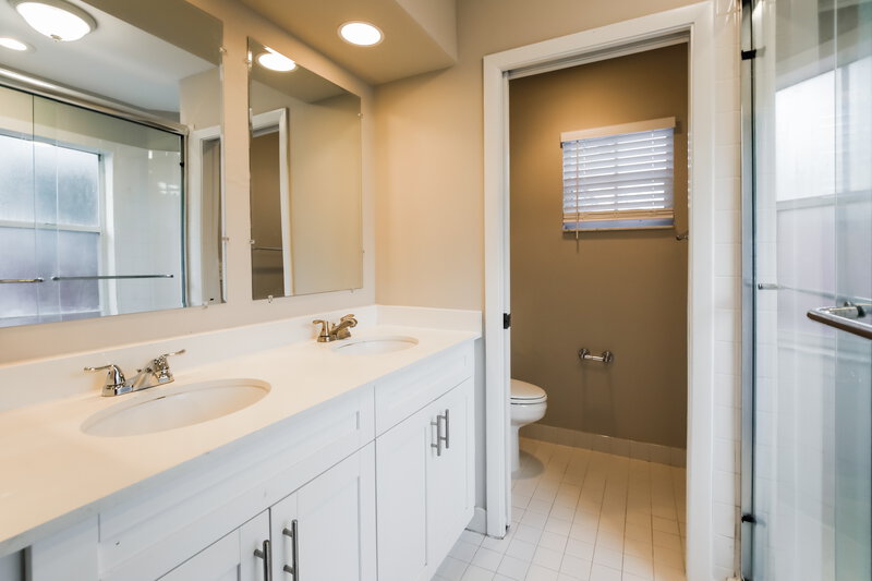 2,975/Mo, 4792 NW 5th Pl Coconut Creek, FL 33063 Main Bathroom View