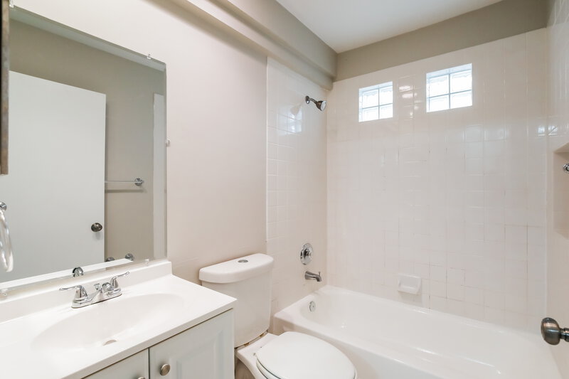 2,975/Mo, 4792 NW 5th Pl Coconut Creek, FL 33063 Bathroom View