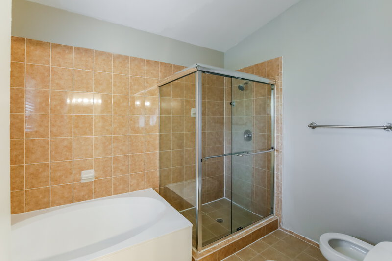 3,625/Mo, 10445 SW 158th Pl Miami, FL 33196 Main Bathroom View