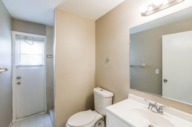3,625/Mo, 10445 SW 158th Pl Miami, FL 33196 Bathroom View