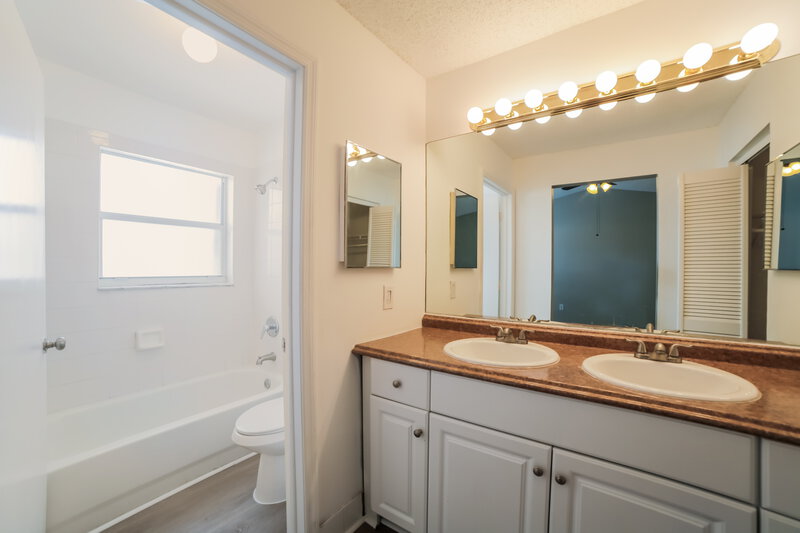 2,965/Mo, 14247 SW 177th St Miami, FL 33177 Main Bathroom View