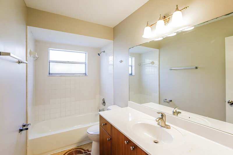 2,585/Mo, 1162 Fernlea Dr West Palm Beach, FL 33417 Bathroom View