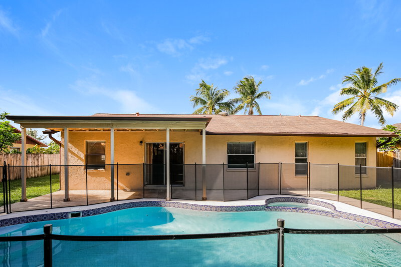 2,585/Mo, 1162 Fernlea Dr West Palm Beach, FL 33417 Rear View