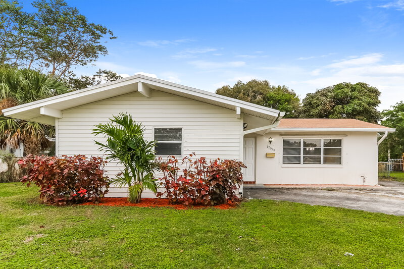 2,660/Mo, 12083 Dolphin Dr Palm Beach Gardens, FL 33410 External View