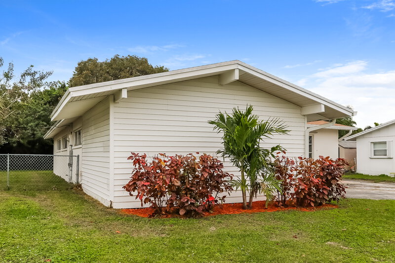 2,660/Mo, 12083 Dolphin Dr Palm Beach Gardens, FL 33410 Front View 2