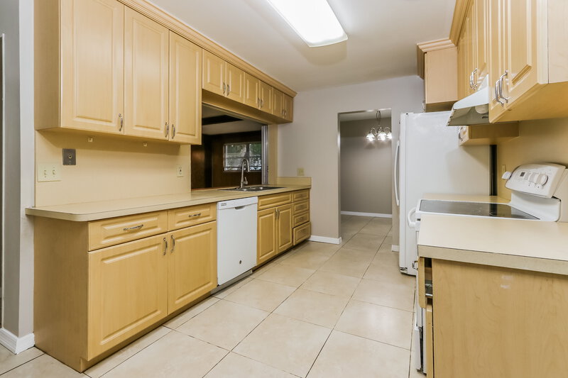 2,660/Mo, 12083 Dolphin Dr Palm Beach Gardens, FL 33410 Kitchen View