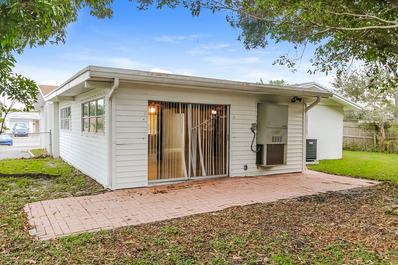 2,660/Mo, 12083 Dolphin Dr Palm Beach Gardens, FL 33410 Rear View